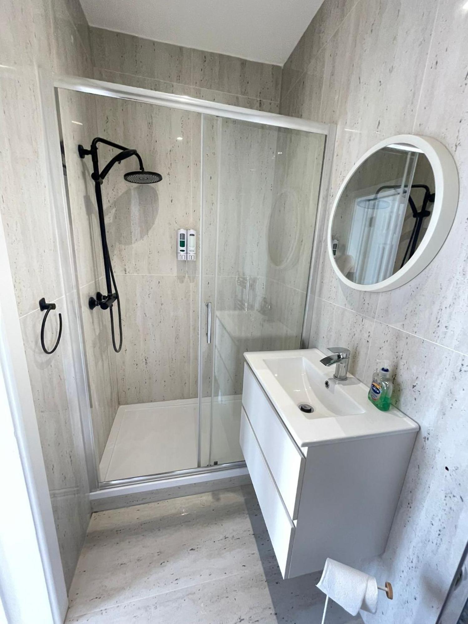Comfortable Bay Window Stone Private Bathroom Edgware Eksteriør billede