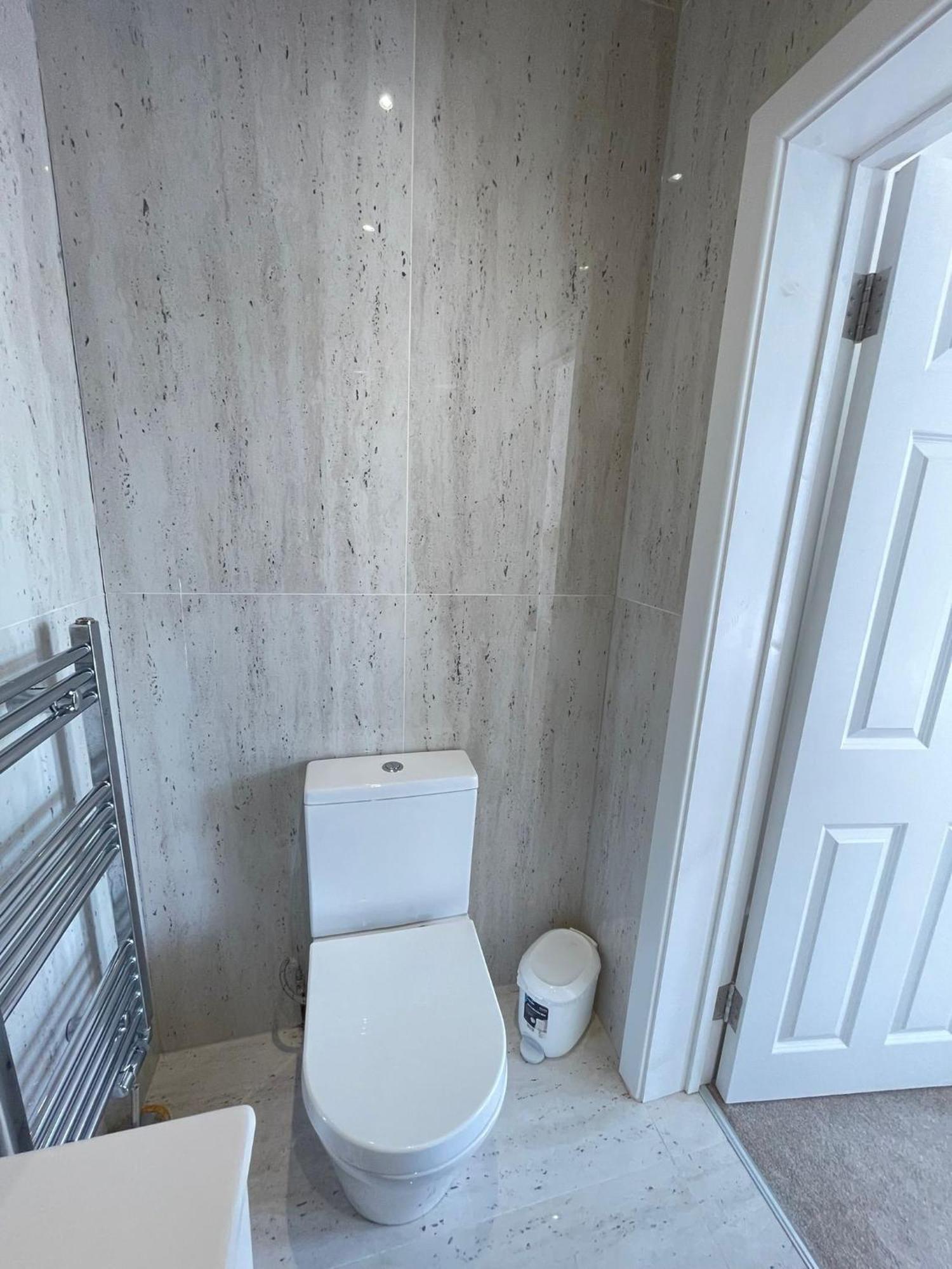 Comfortable Bay Window Stone Private Bathroom Edgware Eksteriør billede